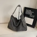 Graue Hobo-Tasche aus gewaschenem Denim mit breitem Gurt und Kontrastnähten - Schwarz