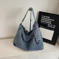 Vintage Denim Hobo Tasche in Blau mit Lederakzenten und Metallnieten für Damen - Denim-Blau