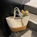 Borsa tote in tessuto fatta a mano con motivi bianchi e blocchi giallo senape e nappa - Patchwork Bianco e Cachi