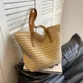Grand sac cabas en paille beige avec anses en cuir marron et fermeture éclair pour plage - Beige