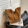 Sac fourre-tout minimaliste en paille tressée marron clair avec anses en cuir - Kaki