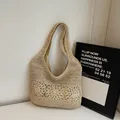 Bolso de hombro tejido en beige con diseños calados y forro interior de tela - Beige
