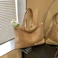 Dettaglio della borsa tote in paglia con toppa ALOHA e grande capienza per spiaggia estiva - Cachi
