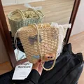 Beige strooien tas met roze, blauwe en geruite strikken en een schattige berenhanger - Beer Hanger Stijl / Off-white Stijl 2