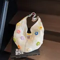 Borsa a spalla in maglia bianca con fiori colorati all'uncinetto e tracolla intrecciata - Beige