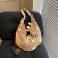 Borsa a tracolla kaki all'uncinetto con ricami floreali colorati e tracolla geometrica - Cachi