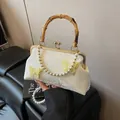 Weiße Spitzen-Handtasche mit Schmetterlingen, Bambusgriff und Perlenkette für Damen - Weiß