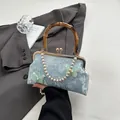 Blaue Jacquard-Handtasche mit Bambusgriff, 3D-Schmetterling und Perlenkettenriemen - Blau