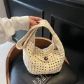 Schicke beige gehäkelte Umhängetasche mit vintage Holzknopf-Verschluss für Damen - Kein Futter / Gebrochenes Weiß