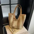 Strohtasche mit braunen Streifen und Quastenanhänger für Sommer und Strandurlaub - Khaki