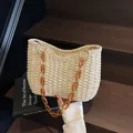 Beige Stroh-Handtasche mit bernsteinfarbener Acrylkette und strukturierter U-Form - Beige