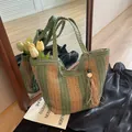 Grün gestreifte Stroh-Tragetasche mit Quasten und Holzperlen für den Strandurlaub - Grün