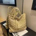 Beige gewebte Stroh-Shopper-Tasche mit Wellentextur und Quastenanhänger für den Strand - Gebrochenes Weiß