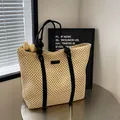 Stroh-Tragetasche in Beige mit schwarzen Seilgriffen für den Sommer-Strandurlaub - Beige