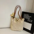 Gehäkelte hohle Tragetasche in Beige mit braunen Schultergurten aus Kunstleder - Beige