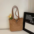 Khaki Häkel-Stoffbeutel mit Blumenmuster und braunen Ledergriffen für den Sommerurlaub - Khaki
