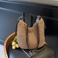 Beige geweven shopper met donkerbruine leren riemen op een vintage houten stoel - Khaki