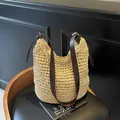 Beige geweven oversized tas met verstelbare bruine lederen schouderband en metalen gesp - Broken Wit