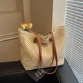 Grand sac cabas en paille tressée beige avec bandoulières en cuir marron pour l'été - Blanc Cassé