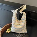 Beigefarbene Häkel-Strandtasche mit blauen Streifen und weißer Spitzenschleife - Blau