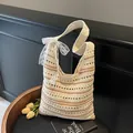 Beigefarbene Häkeltasche mit braunen Streifen und einer zarten weißen Spitzenschleife - Khaki