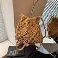Secchiello bohémien all'uncinetto beige con nappine e dettagli in perle di legno - Cachi