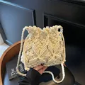 Borsa a secchiello in macramè beige con motivo geometrico e tracolla intrecciata - Bianco
