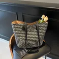 Grande borsa tote intrecciata con motivo geometrico bianco e nero e doppi spallacci - Nero