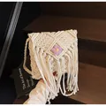 Detail van macramé schoudertas met paarse bloem en lange handgeweven franjes aan de rand - Broken Wit