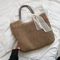 Stroh-Strandtasche mit schwarz-weiß gestreiften Griffen und großer weißer Spitzenschleife - Khaki