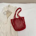 Bolso de punto rojo calado con bolsa interior de cordón sobre fondo blanco - Rojo