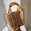 Bolso de mano de paja tejida marrón claro con lazo de encaje y forro con cordón - Con Decoración de Pañuelo de Seda / Caqui