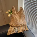 Kaki handgeweven shopper met lange franjes en witte binnenvoering voor strand en vakantie - Khaki