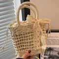 Bolso de mano tejido beige con cinta de encaje y bolsa interior con cordón para verano - Con Decoración de Pañuelo de Seda / Blanco Roto
