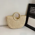 Detail der handgefertigten Strohtasche mit Wellenrand, Rundgriff und Kordelzugfutter - Mittel Beige