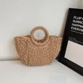 Detail der handgeflochtenen Strohtasche mit Rundgriffen und Kordelzug-Innenfutter - Mittel Khaki