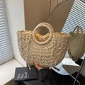 Detailansicht der Strohwebstruktur mit runden Griffen und Kordelzug-Innenfutter - Großes Beige