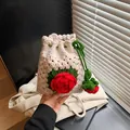 Sac seau fait main au crochet crème avec des roses rouges 3D et feuilles - Rouge
