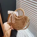 Borsa in paglia a semicerchio con fiocco in pizzo bianco e doppie tracolle da mare - Kaki