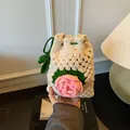 Sac à bandoulière au crochet fait main avec rose tricotée et cordon de serrage - Rose