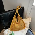Gelbe Stricktasche mit bunten Perlen für den sommerlichen Strandurlaub-Look - Gelb