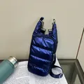 Mini borsa a tracolla trapuntata blu scuro stile piumino con finitura in nylon lucido - Blu