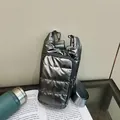 Borsa a tracolla imbottita argento metallizzato in nylon trapuntato con spallina larga - grigio scuro