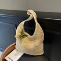 Minimalistische beige gewebte Strohtasche mit breiten Trägern für Strandurlaube - Einzelner Schultergurt Stil / Gebrochenes Weiß