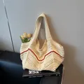 Sac cabas en tricot crème avec bord ondulé rouge et large bandoulière pour l'été - Jaune