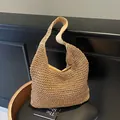 Minimalistische beige gewebte Hobo-Schultertasche aus Stroh mit weicher Textur für den Urlaub - Einzelner Schultergurt Stil / Khaki