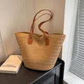 Borsa tote in paglia intrecciata con manici in pelle marrone in stile minimalista - Cachi