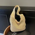 Beige gewebte Schultertasche im lässigen Hobo-Stil mit natürlicher Stroh-Textur - Gebrochenes Weiß