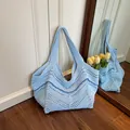 Grand sac cabas en maille bleu clair avec motif au crochet pour un style plage décontracté - Bleu