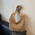 Handgefertigte braune Strohschultertasche im Hobo-Stil mit gewebtem Netzmuster für Strand - Doppelter Schultergurt Stil / Khaki